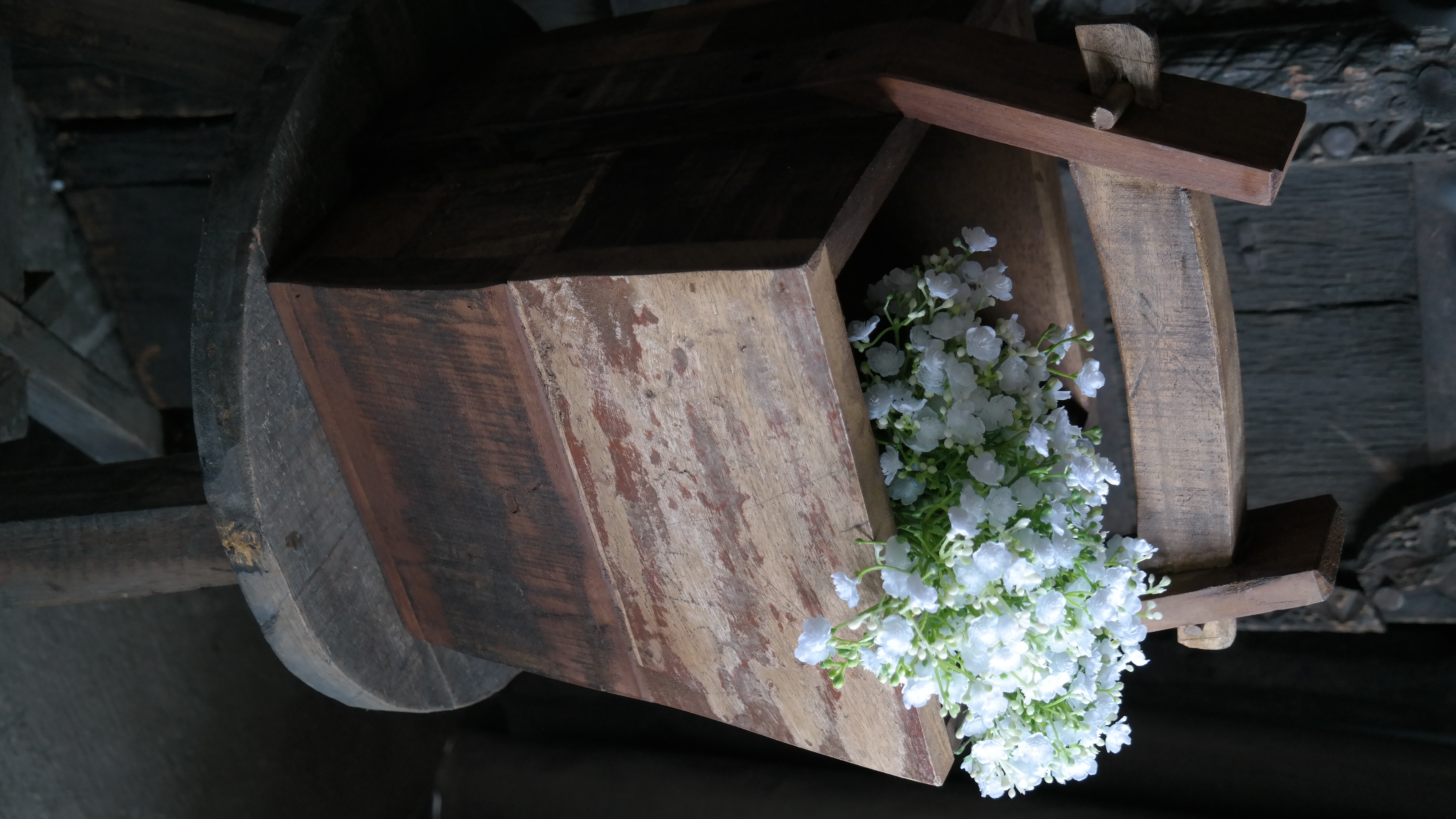 Houten bak met hengsel | bruin