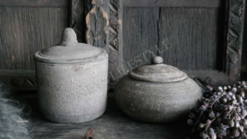 Aardewerk pot met deksel | old barn