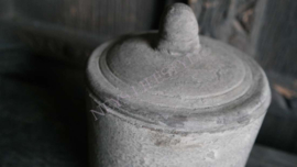 Aardewerk pot met deksel | old barn
