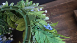 Krans zijden margrietjes mix | 30 cm