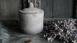 Aardewerk pot met deksel | old barn