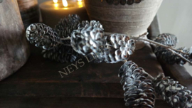 Dennenappel namaak tak 122 cm | zwart