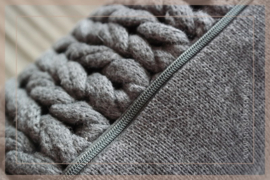 Kussen knitted 35 x 75 cm | donkergrijs