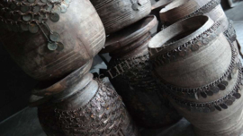 Oude Nepalese pot met ketting | rechte hals