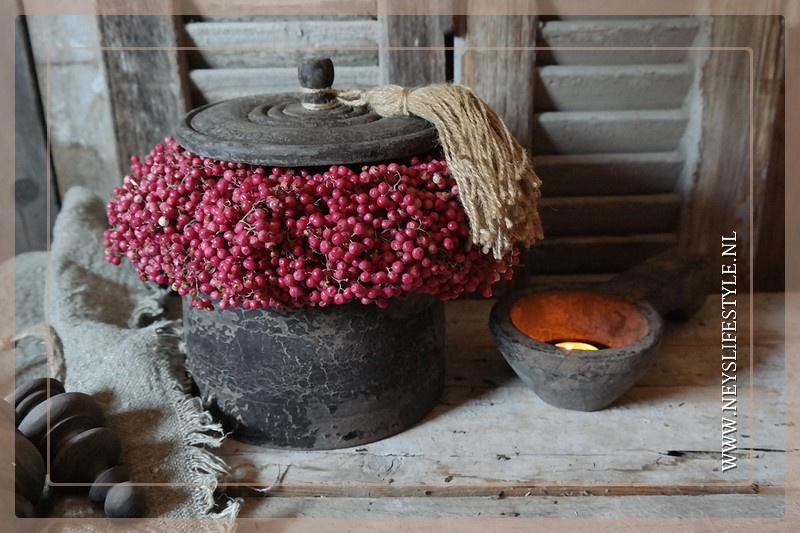 Oude houten pot met deksel