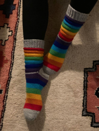Warme kleurrijke sokken - regenboog