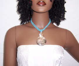 SCHELP ketting met lange PARELMOER hanger lichtblauw