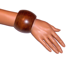 BANGILI 6,5 cm brede houten armband donkerbruin cherry wood