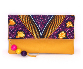 MESI donkergele leren clutch met batik stof en houten kralen