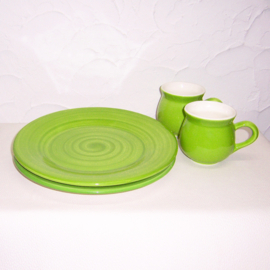Borrelset Groen van Dishes & Deco | 2 Mokken + 2 Snackborden Ø 27,5 cm | handgemaakt