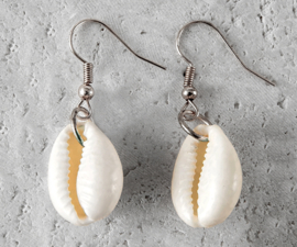 COWRIE shell oorbellen | kauri schelpjes | zilverkleur oorhangers