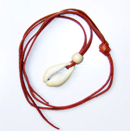 COWRIE KETTING roestbruin | kauri schelp aan lange leerveter