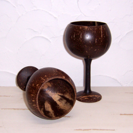 Kokosnoot wijnglazen / coconut shell wine glasses | 18-19 cm hoog (set van 2)