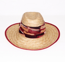 Stro hoed met donkerrode rand en zijden sjaaltje