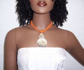 SCHELP ketting met lange PARELMOER hanger oranje