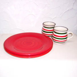 Borrelset Rood-Gestreept van Dishes & Deco | 2 Mokken + 2 Snackborden Ø 27,5 cm