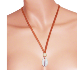 COWRIE KETTING cognac | african kauri schelp aan lange leerveter