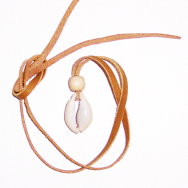 COWRIE KETTING cognac | african kauri schelp aan lange leerveter