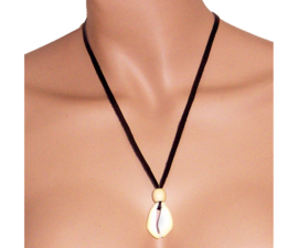 COWRIE KETTING zwart | african kauri schelp aan lange leerveter