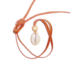 COWRIE KETTING cognac | african kauri schelp aan lange leerveter