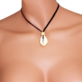 COWRIE KETTING zwart | african kauri schelp aan lange leerveter