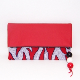 RUBI rode leren clutch met batik stof en houten kralen