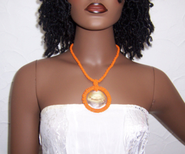 KRALEN ketting met PARELMOER hanger oranje | Boho - Ibiza style