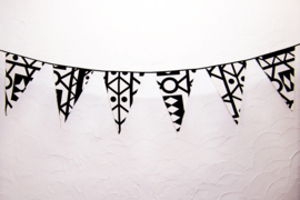 Afrikaanse vlaggenlijn SAMAKAKA zwart-wit | slinger met vlaggetjes van Wax Print stof  | 5 meter