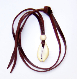 COWRIE KETTING donkerbruin | kauri schelp aan lange leerveter