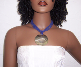SCHELP ketting met grote PARELMOER hanger denimblauw