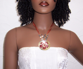 SCHELP ketting met PARELMOER BLOEM hanger bruin | Ibiza style