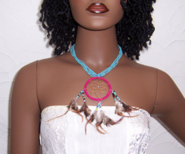 KRALEN ketting lichtblauw met pink DREAMCATCHER hanger