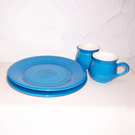 Borrelset Lichtblauw van Dishes & Deco | 2 Mokken + 2 Snackborden Ø 27,5 cm | aardewerk