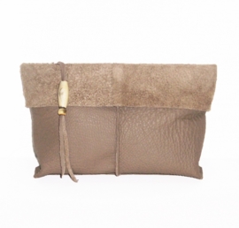 CLASSIC TAUPE stoere leren-suède clutch / avondtasje