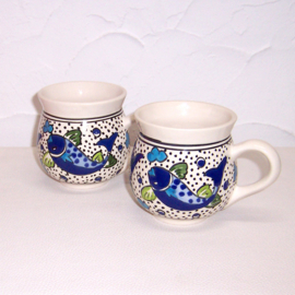 2 Mokken / Koffiekruikjes 300 ml Poisson van Dishes & Deco | handbeschilderd aardewerk