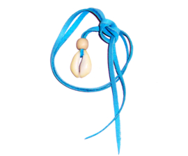 COWRIE KETTING blauw | african kauri schelp aan lange leerveter