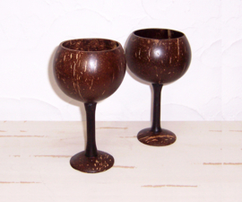 Kokosnoot wijnglazen / coconut shell wine glasses | 18-19 cm hoog (set van 2)