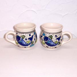 2 Mokken / Koffiekruikjes 300 ml Poisson van Dishes & Deco | handbeschilderd aardewerk