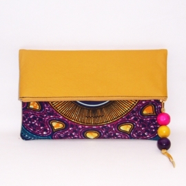 MESI donkergele leren clutch met batik stof en kralen