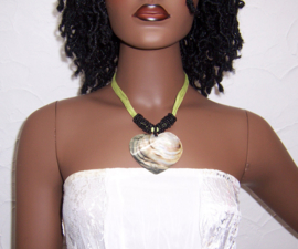 SCHELP ketting met PARELMOER HART hanger groen | Ibiza style