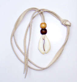 COWRIE KETTING crème | african kauri schelp aan lange leerveter