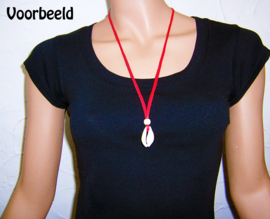 COWRIE KETTING rood | african kauri schelp aan lange leerveter