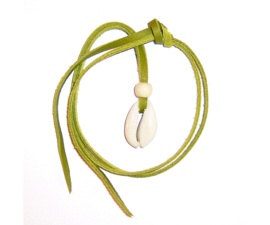 COWRIE KETTING groen | african kauri schelp aan lange leerveter