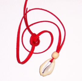 COWRIE KETTING rood | african kauri schelp aan lange leerveter