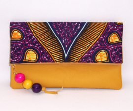 MESI donkergele leren clutch met batik stof en kralen