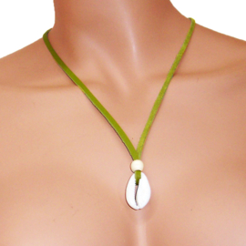 COWRIE KETTING groen | african kauri schelp aan lange leerveter