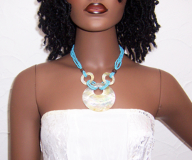 SCHELP ketting met grote PARELMOER ringen lichtblauw
