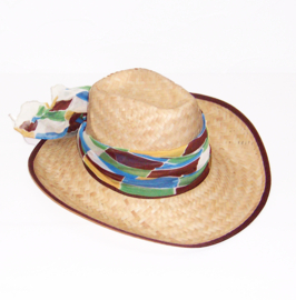 Stro hoed met donkerbruine rand en zijden sjaaltje