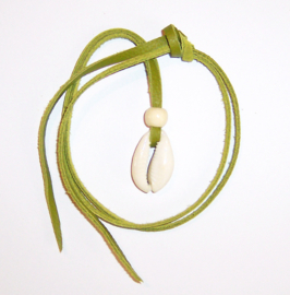 COWRIE KETTING groen | african kauri schelp aan lange leerveter