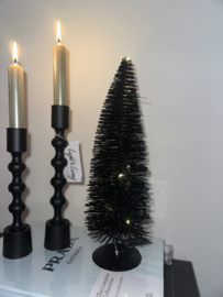 Zwarte kerstboom met licht